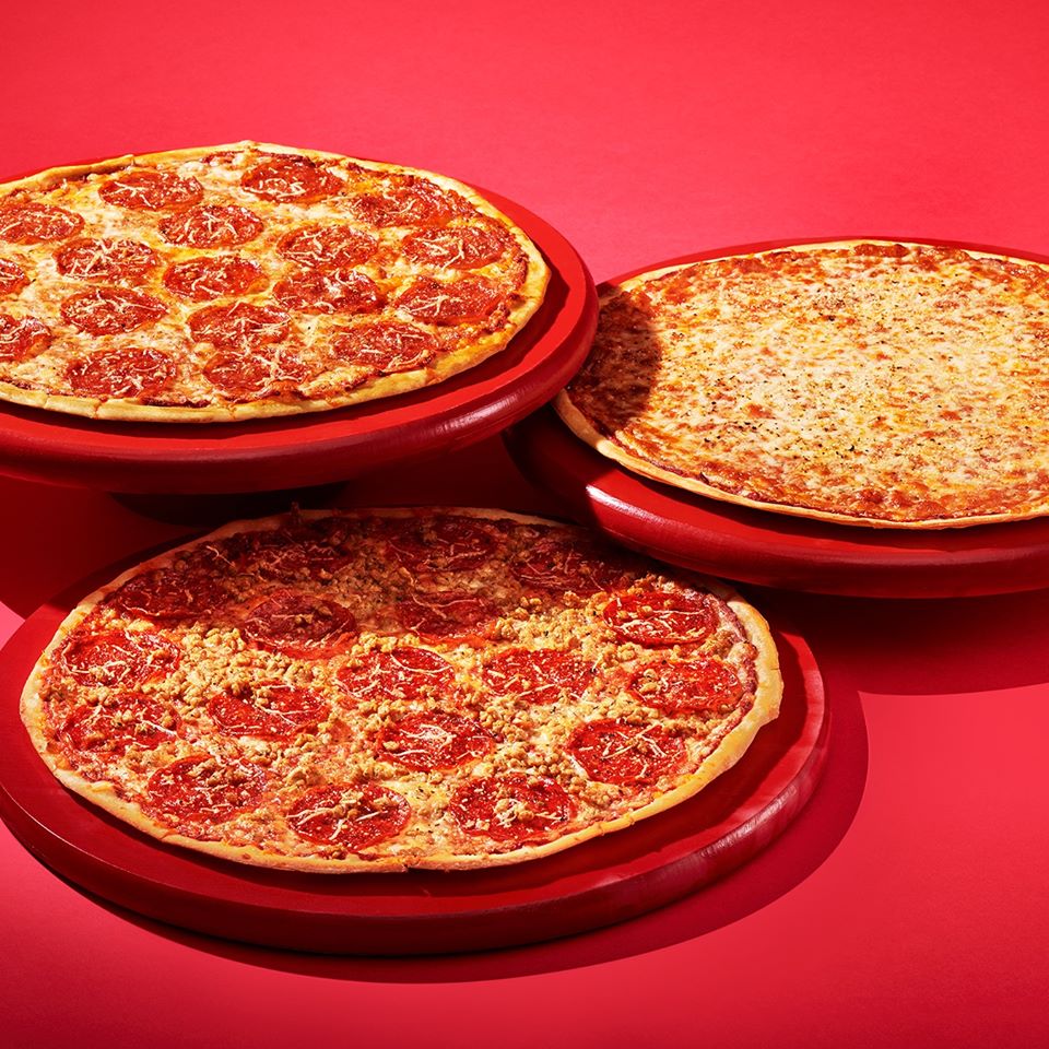 This photo is a good example of pizzeria branding through high-quality food photography by Papa Murphy's