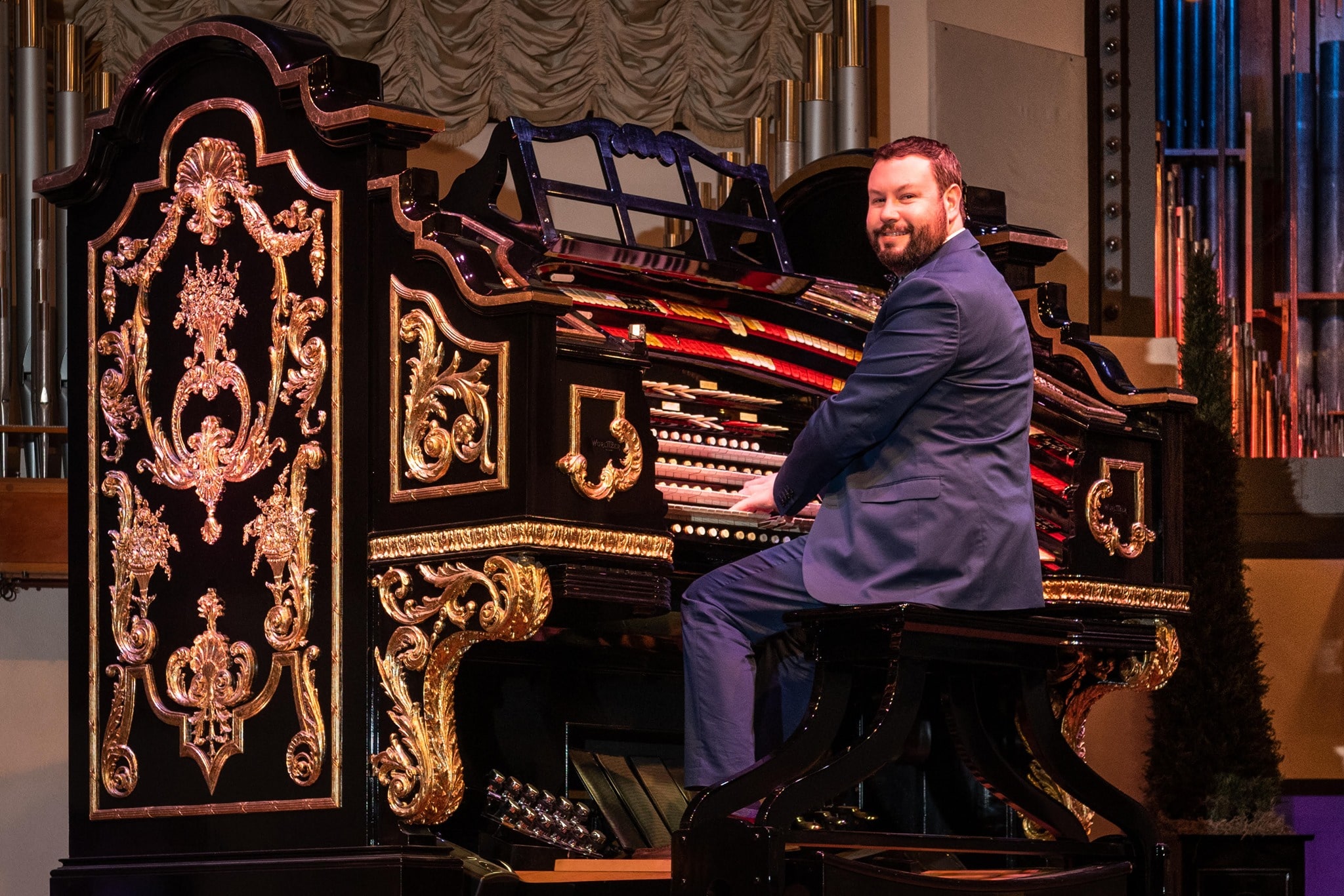 photo of an organist at Organ Stop Pizza, part of the restaurant's reopening plan for the pandemic