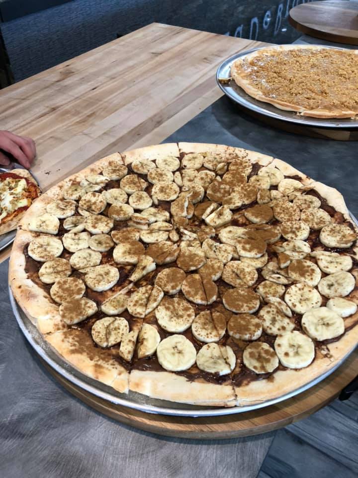 this photo shows a Brazilian pizza topped with banana slices at Pizza de Brazil