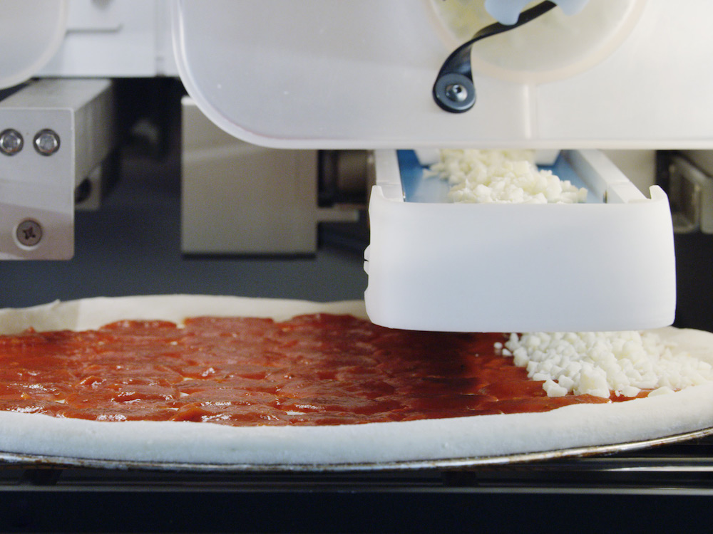 this photo shows a pizza-making robot from Picnic