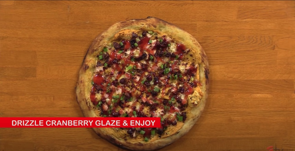 this photo illustrates a recipe for a Thanksgiving pizza