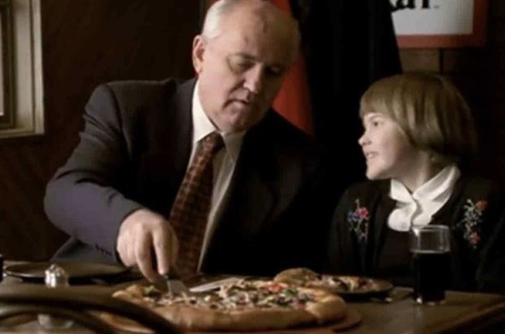 Gorbachev and his daughter eat at a Pizza Hut.