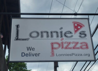 This photo shows the exterior sign of Lonnie's Pizza
