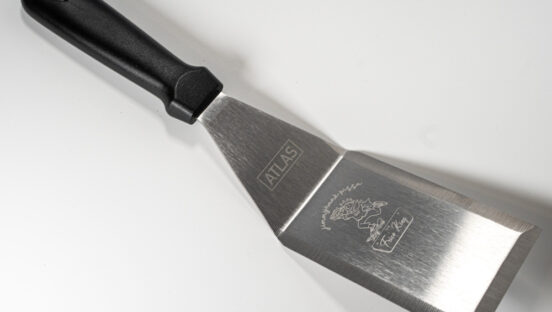 This photo shows the Frico King spatula against a white background.
