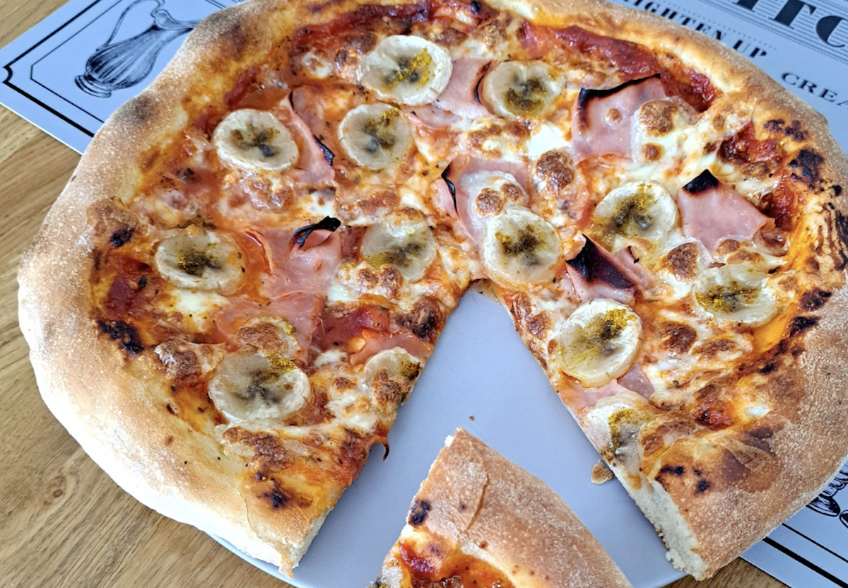 Bananas, curry, and ham on a pizza.