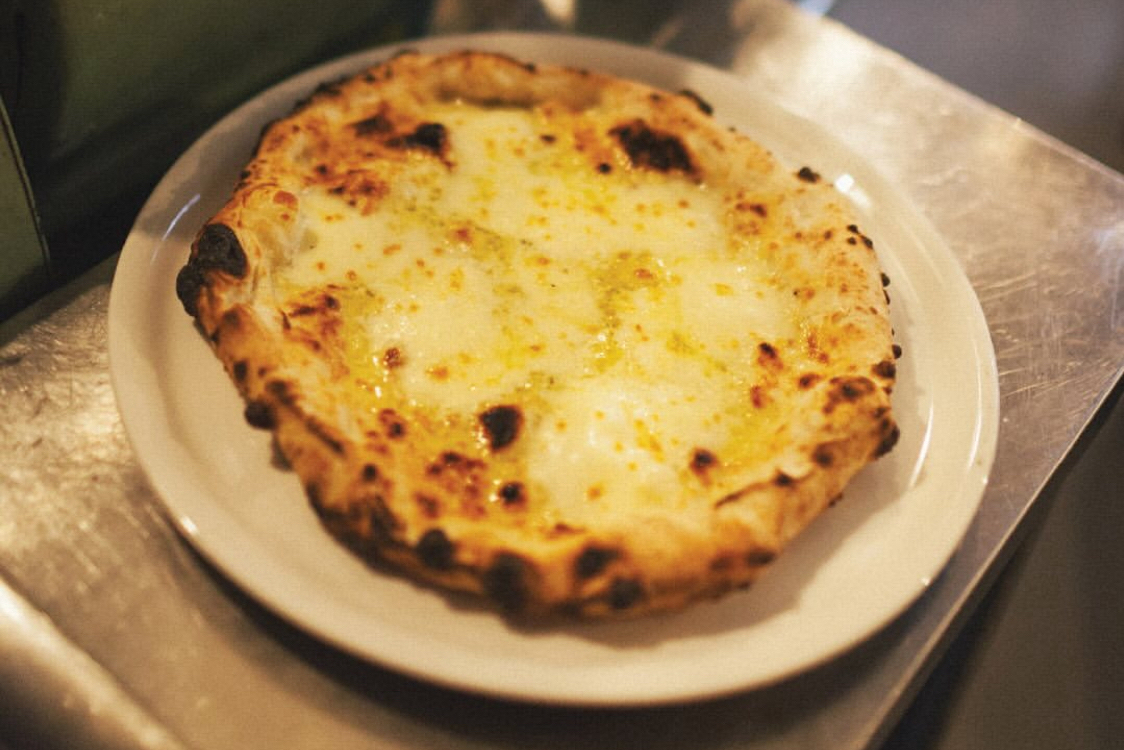This photo shows a Bianca pizza featured at the Susumu Kakimuna event at The Nice Guy.