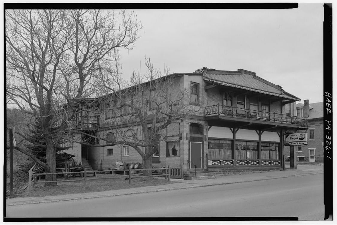This vintage black-and-white photo shows the exterior of D'Arc's Pizza in the 1950s.