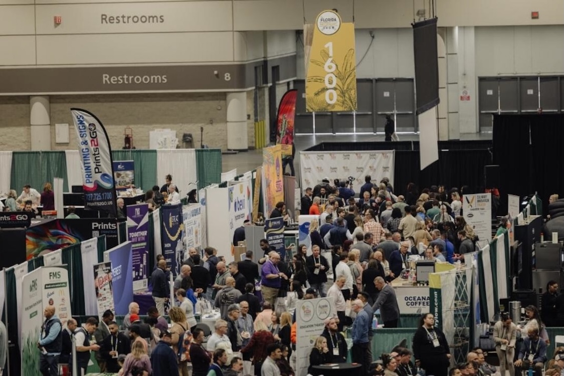 This photo shows the crowded trade show floor at the Pizza Tomorrow Summit.