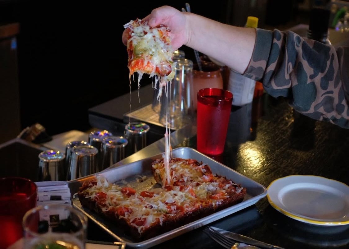 Minneapolis Pizzeria Defiantly Turns Away ICE Agents in Tense Confrontation