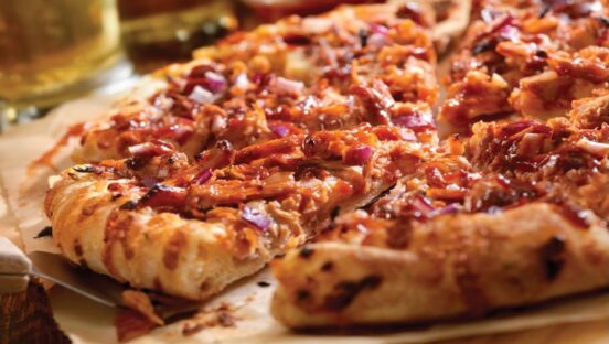 This photo shows a delicious-looking BBQ pizza.