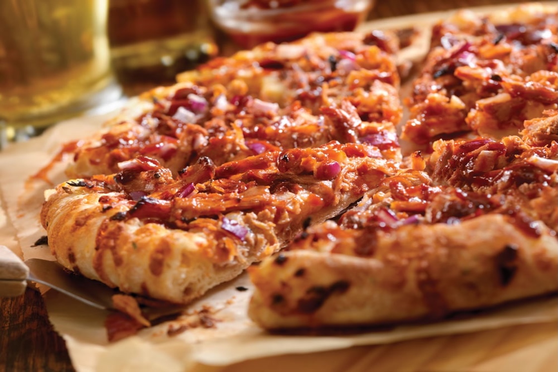 This photo shows a delicious-looking BBQ pizza.